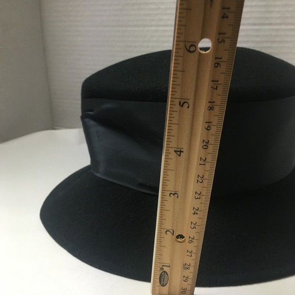 Vintage 1920s Flapper Style Hat 100% wool Black Ribbon Detail Betmar New York - Picture 9 of 9